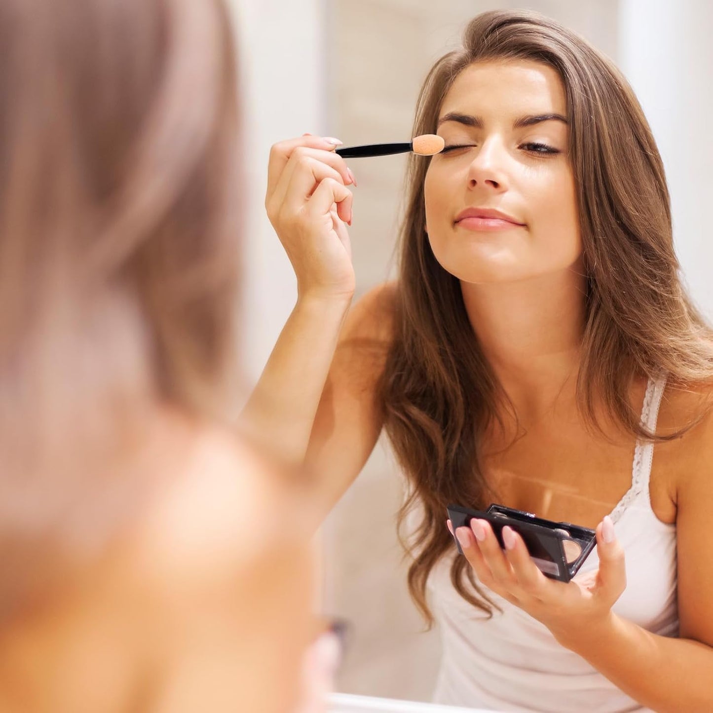 150 PCS Eyeshadow Applicators Sticks with Container. 2.45' Professional Disposable Eye Shadow Makeup Brushes